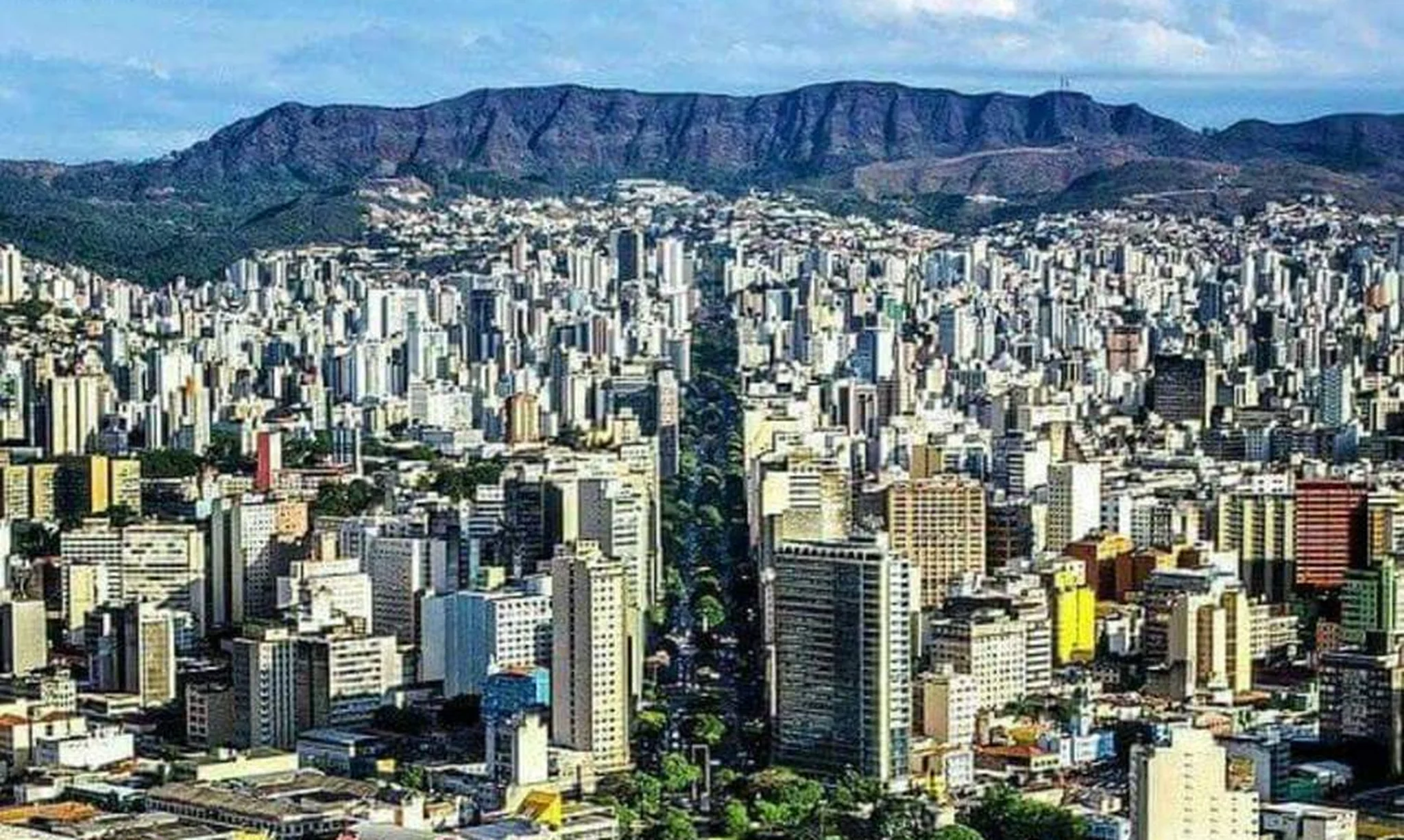 Vista aérea da Avenida Afonso Pena em Belo Horizonte com Serra do Curral ao fundo